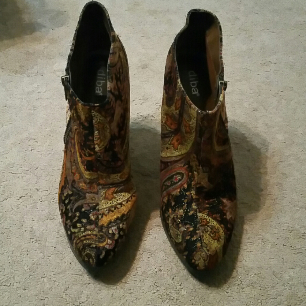 Diba earth-tone ankle boots